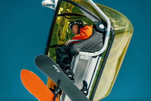 Snowboarder on a chair lift (Photo: © Switzerland Tourism / Silvano Zeiter) Snowboarder on a chair lift (Photo: © Switzerland Tourism / Silvano Zeiter)