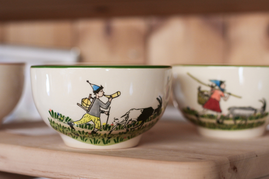Zu den beliebtesten Artikeln in der Butia gehören die Schellen-Ursli-Souvenirs. (Foto: © Nadja Maurer) Schellen-Ursli-Souvenirs
