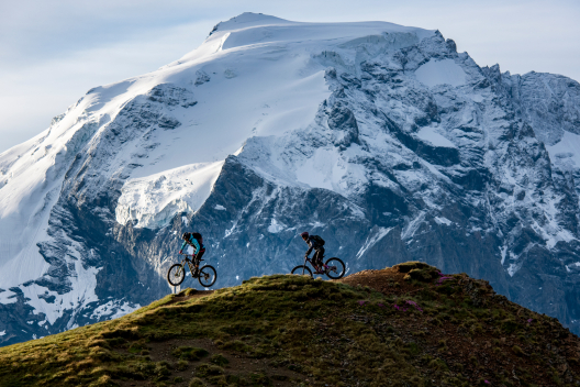 Steffi Marth und Nicole Tschenett unterwegs in der Val Müstair (Foto: © Balz Weber) Steffi Marth und Nicole Tschenett unterwegs in der Val Müstair