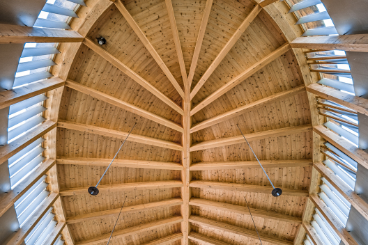 Holzsäulen der Kapelle St. Benedikt in Sumvitg (Foto: © Dominik Gehl) Holzsäulen der Kapelle St. Benedikt in Sumvitg