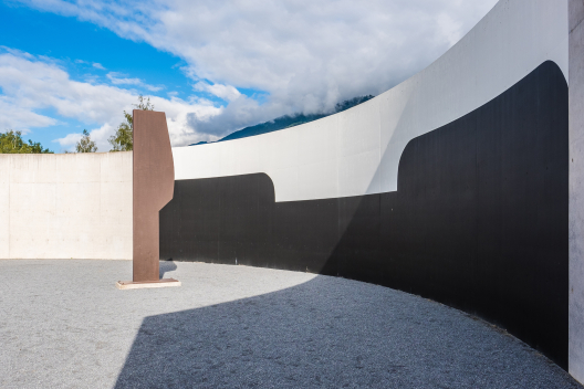 Skulptur in der OGNA in Trun