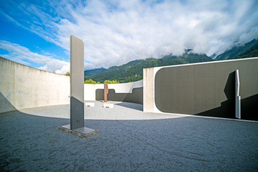Skulptur in der OGNA in Trun