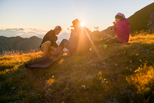 Abendessen inmitten der Bergwelt – Sonnenuntergang inklusive (Foto: © Caroline Fink) Abendessen inmitten der Bergwelt – Sonnenuntergang inklusive