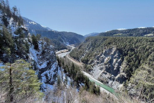 Aussicht von der Plattform Zault in die Rheinschlucht (Foto: © Dominik Gehl) Aussicht von der Plattform Zault in die Rheinschlucht