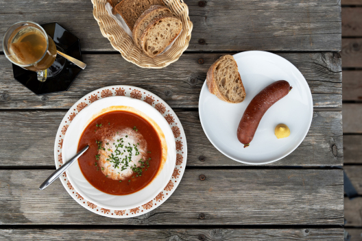 Essen im Restorant Vastur bei Sent