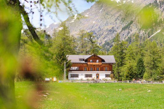 Zuhinterst in der Val Bever liegt das heimelige Berggasthaus (Foto: © Gasthaus Spinas) Gasthaus Spinas