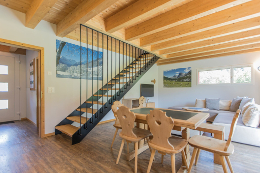 Wohnen mit Charme: das gemütliche Wohnzimmer der Ferienwohnung auf dem Biohof Puntetta (Foto: © Biohof Puntetta) Gemütliches Wohnzimmer einer Ferienwohnung auf dem Biohof Puntetta in der Val Müstair mit Holzmöbeln und warmem Ambiente