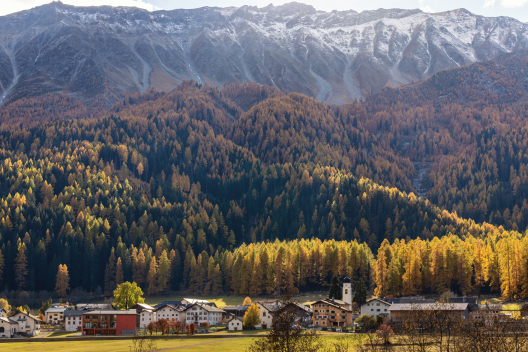 L'inverno è alle porte: le montagne sopra Fuldera sono già coperte di neve (Foto: © Nico Schaerer) Il villaggio di montagna Fuldera in autunno