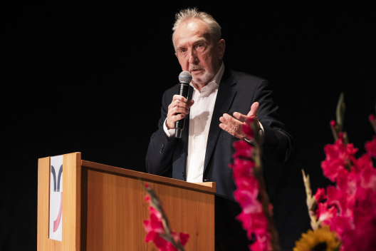 Was unterscheidet den Menschen noch von der Maschine? Philosoph Ludwig Hasler resümiert. © Graubünden Ferien Was unterscheidet den Menschen noch von der Maschine? Philosoph Ludwig Hasler resümiert. © Graubünden Ferien
