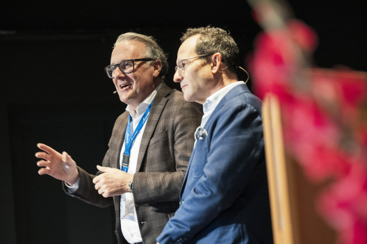 Martin Vincenz (links) eröffnet zusammen mit Co-Moderator Claudio Zuccolini den Tourismustag 2024 in Arosa. © Graubünden Ferien Martin Vincenz (links) eröffnet zusammen mit Co-Moderator Claudio Zuccolini den Tourismustag 2024 in Arosa. © Graubünden Ferien