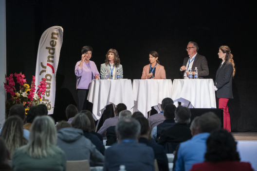 Internationales Tourismus-Panel unter der Leitung von Maria Victoria Haas (rechts) mit Karin Seiler (Tirol), Janine Rupf (Zürich), Pascale Berclaz (Bern) und Martin Vincenz (Graubünden) (von links). Internationales Tourismus-Panel unter der Leitung von Maria Victoria Haas (rechts) mit Karin Seiler (Tirol), Janine Rupf (Zürich), Pascale Berclaz (Bern) und Martin Vincenz (Graubünden) (von links).