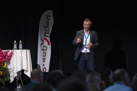 «Graubünden ist die Nummer 1 für Aktivferien in der Schweiz»: Stefan Künzle zeigt die Graubünden-Ergebnisse aus der neuen nationalen Gästebefragung von Schweiz Tourismus. © Graubünden Ferien «Graubünden ist die Nummer 1 für Aktivferien in der Schweiz»: Stefan Künzle zeigt die Graubünden-Ergebnisse aus der neuen nationalen Gästebefragung von Schweiz Tourismus. © Graubünden Ferien