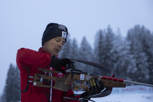 Das Kleinkaliber-Gewehr muss geladen werden. (Foto: © Schweiz Tourismus, Dominik Baur) Das Kleinkaliber-Gewehr muss geladen werden.