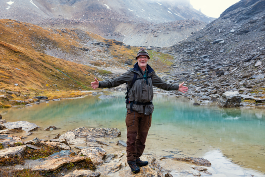 Paul Gartmann im Naturpark Beverin vor einem Bergsee. (Foto: © Nico Schaerer) Paul Gartmann im Naturpark Beverin vor einem Bergsee.