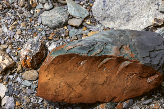 Gestein aus der Tektonikarena Sardona mit braun-grüner Schichtung. (Foto: © Nico Schaerer) Gestein aus der Tektonikarena Sardona mit braun-grüner Schichtung.