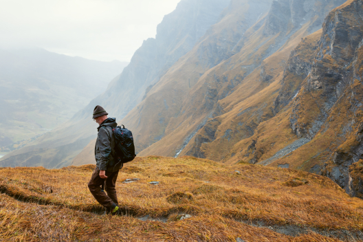 Paul Gartmann auf einem Pfad im Naturpark Beverin. (Foto: © Nico Schaerer) Paul Gartmann auf einem Pfad im Naturpark Beverin.
