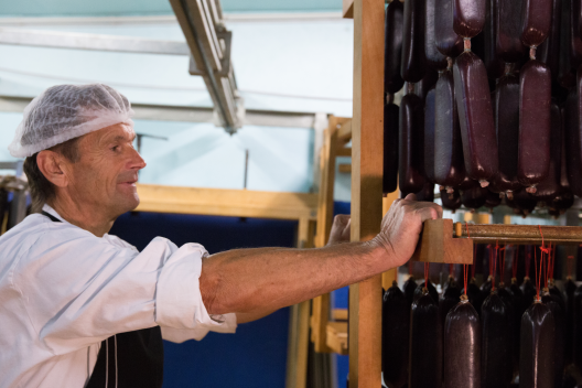 Ein Mitarbeiter von Ludwig Hatecke erklärt, was gutes Bündnerfleisch ausmacht. Ein Mitarbeiter von Ludwig Hatecke erklärt, was gutes Bündnerfleisch ausmacht.