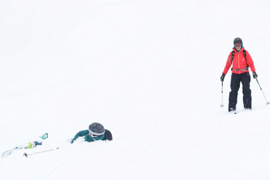 Ein Skitourengänger im Schnee (Foto: © Martin Hoch)