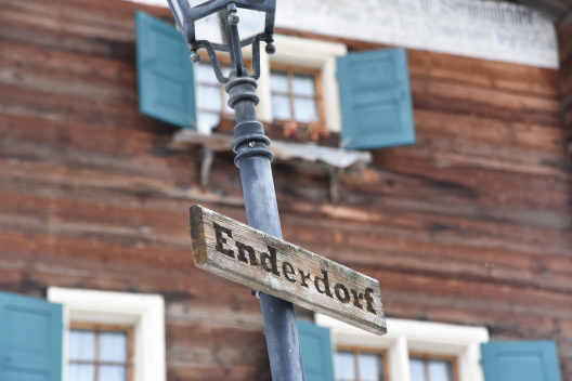 Wegweiser Enderdorf in Tschiertschen (Foto: © Jano Felice Pajarola) Wegweiser Enderdorf in Tschiertschen (Foto: © Jano Felice Pajarola)