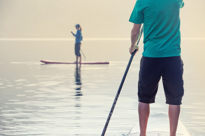 Stand-up-Paddling im Oberengadin (Foto: © Engadin St. Moritz Tourismus / Filip Zuan) Zwei Stand-up-Paddler auf einem See im Oberengadin