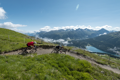 Zwei Mountainbiker im Oberengadin (Foto: © Filip Zuan) Zwei Mountainbiker im Oberengadin