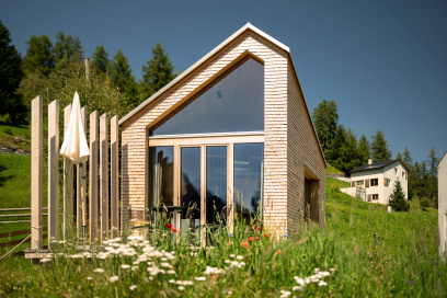 Das moderne Mondholz-Häuschen der Pensiun Laresch (Foto: © Marco Hartmann) Das moderne Mondholz-Häuschen der Pensiun Laresch