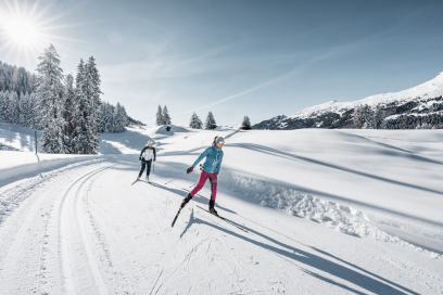 Langlaufloipe auf der Valbella-Höhe (Foto: © Hannah Bichay) Zwei Langläuferinnen auf der Valbella-Höhe