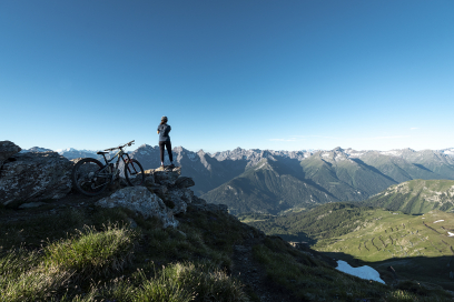 Mountainbikerin Morgane Such geniesst die Aussicht (Foto: © Filip Zuan) Mountainbikerin Morgane Such geniesst die Aussicht (Foto: © Filip Zuan)