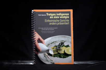 Kochbuch «Einheimische Gerichte anders präsentiert» von Fatmir Spescha (Foto: © Graubünden Ferien / Marco Hartmann) Kochbuch «Einheimische Gerichte anders präsentiert» von Fatmir Spescha (Foto: © Graubünden Ferien / Marco Hartmann)