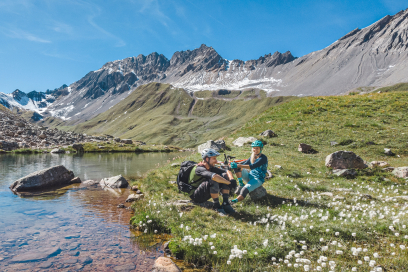 E-Mountainbiker am See (Foto: © Martin Bissig) E-Mountainbiker am See