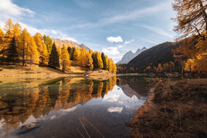 The Lai da Palpuogna on the Albula Pass is considered one of the most beautiful mountain lakes in Switzerland (Photo: © Marco Hartmann) The Lai da Palpuogna in autumn, surrounded by golden larches