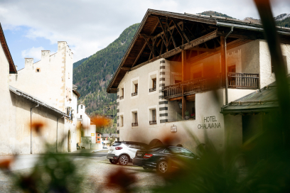 Die Chasa Chalavaina steht vis-à-vis vom UNESCO-Weltkulturerbe Kloster St. Johann. © Thalia Wünsche Chasa Chalavaina in Müstair