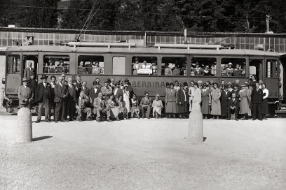Reisegruppe vor dem Triebwagen BCe 4/4 2 (Foto: © Archiv RhB) Reisegruppe vor dem Triebwagen BCe 4/4 2