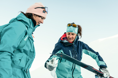 Bergführerin Bettina Leimgruber zeigt, wie die Felle auf die Tourenskis aufgeklebt werden (Foto: © Schweiz Tourismus / Lorenz Richard) Bergführerin Bettina Leimgruber zeigt, wie die Felle auf die Tourenskis aufgeklebt werden