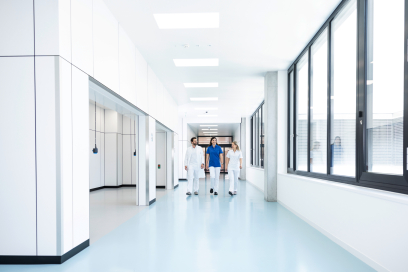 Kantonsspital Graubünden in Chur (Foto: © Alice Das Neves) Ärzt*innen in einem Flur des Kantonsspitals Graubünden in Chur