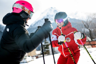 Ein Skeacher erklärt einem Gast die richtige Fahrtechnik in Scuol (Foto: © Marco Hartmann) Eine Skeacher erklärt einem Gast die richtige Fahrtechnik in Scuol