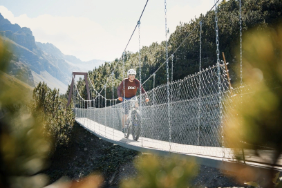 Welschtobel bei Arosa (Foto: © Marco Hartmann) Martin Vincenz fährt über eine Hängebrücke im Welschtobel bei Arosa