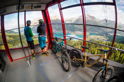 Mountainbiker in der Gondel