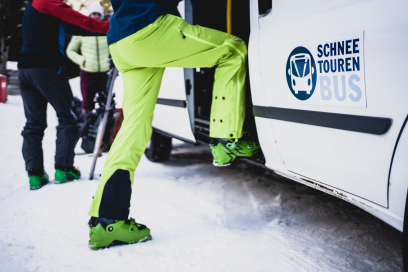 Schneetourenbus (Foto: © Hugo Vincent) Ein Tourengänger steigt in einen Schneetourenbus ein