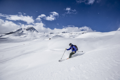 Ein Skifahrer fährt eine Piste im Skigebiet Minschuns in der Val Müstair hinunter