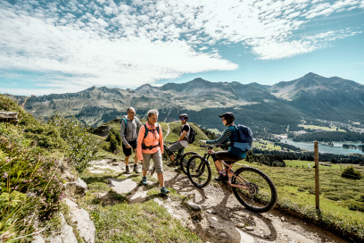 Wander*innen und Biker*innen teilen sich in Graubünden die Wege (Foto: © Schweiz Tourismus / Daniel Loosli) Zwei Wanderer begegnen zwei Bikern auf einem Trail in Lenzerheide