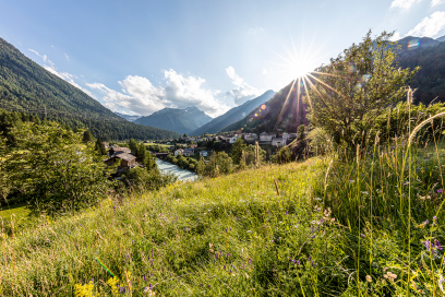 Das Bergsteigerdorf Lavin im Unterengadin (Foto: © Andrea Badrutt) Bergsteigerdorf Lavin im Unterengadin, umgeben von grünen Wiesen und imposanten Berggipfeln
