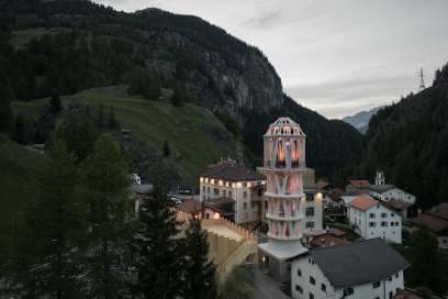 Der Tor Alva in Mulegns: ein Blickfang zwischen Tradition und Zukunft (Foto: © Benjamin Hofer) Tor Alva in Mulegns vor alpiner Kulisse bei Tageslicht