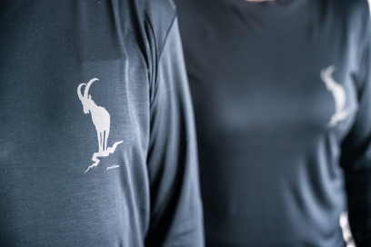 Graubünden-Pyjama LEGNA mit edlem Steinbock-Print auf der Brust (Foto: © Marco Hartmann) Detailansicht des Graubünden-Pyjamas mit aufgedrucktem Steinbock-Logo auf der Brust