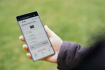 Der digitale Landwasserwelt-Pass – unkompliziertes Entdecken der Erlebnisse rund um das UNESCO-Welterbe bequem per Smartphone (Foto: © Rhätische Bahn AG / Andri Flury) Hand hält Smartphone mit digitalem Landwasserwelt-Pass, auf dem Ticketdetails angezeigt werden