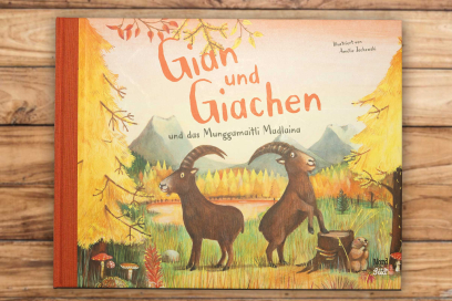 Cover des Kinderbuchs «Gian und Giachen und das Munggamaitli Madlaina» mit den beiden Steinböcken Gian und Giachen, umgeben von einer herbstlichen Berglandschaft
