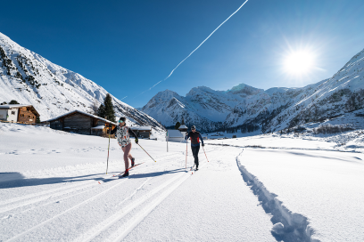 Die Sertig-Loipe ist ein Highlight für klassisch Laufende (Foto: © GRF, Filip Zuan) Zwei Langlaufende auf der Langlaufloipe