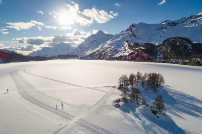 Winterwunderland (Foto: © GRF, Filip Zuan) Ausblick auf eine Winterlandschaft mit einer Langlaufloipe