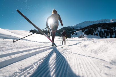 Gruoben-Loipe in Parpan (Foto: © GRF, Filip Zuan) Zwei Langlaufende auf der Langlaufloipe