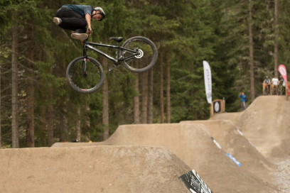 Biker auf einem Jump im Adventure Park in Davos.